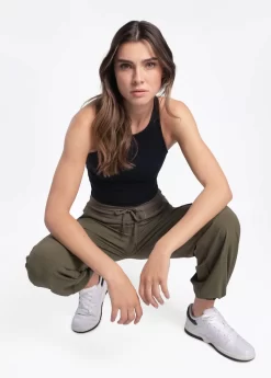 LOLE Forillon Pants - Ivy -Urban Fit Shop LSW4219 V774 5 1900x scaled