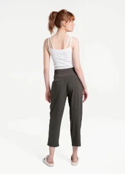 LOLE Momentum Crops - Olive -Urban Fit Shop LSW4292 BB03 16 1900x scaled