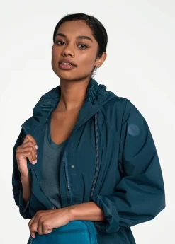 LOLE Everyday V-Neck Short Sleeve - Fjord Blue -Urban Fit Shop LSW4386 BB49 6 1900x scaled